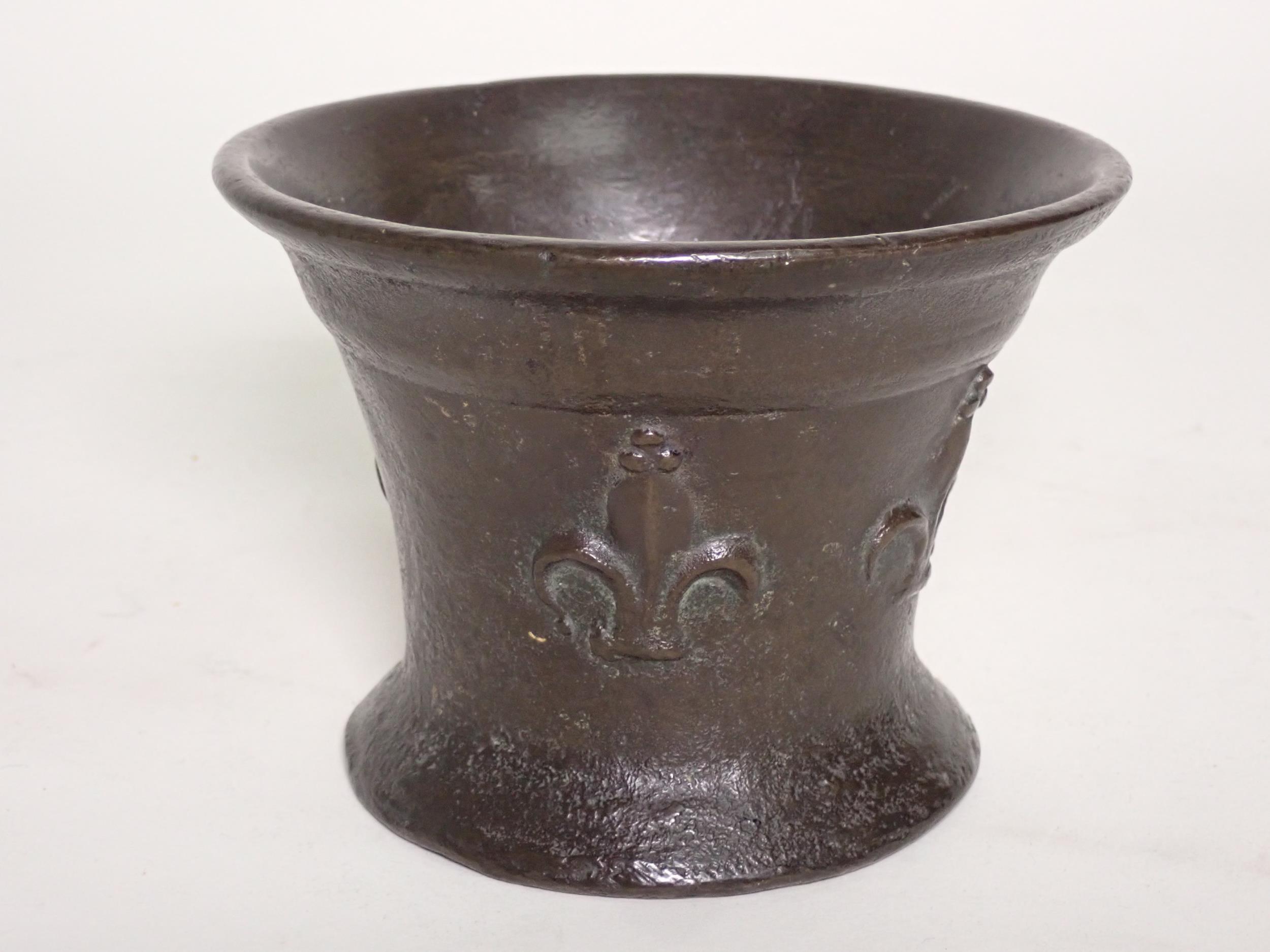 A 17th Century bronze English Mortar with fleur-de-lys designs, 5in diam - Image 3 of 8