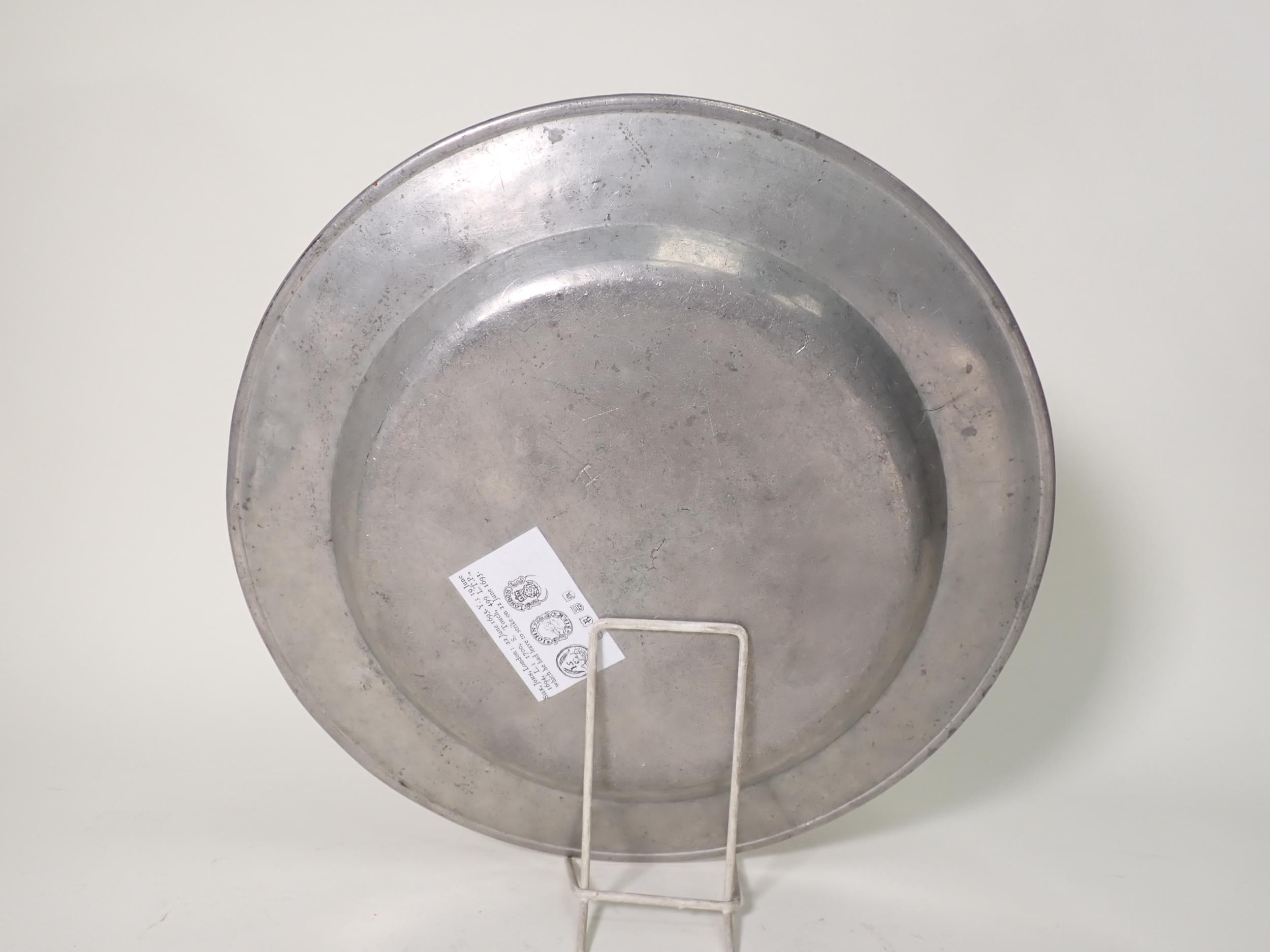 A c.1700 Pewter Charger with touchmarks for John Silk, with reeded edge, 13 1/2in diam - Image 4 of 4