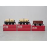 Hornby-Dublo 2x 4657 United Dairies Tankers and 4656 Mineral Wagon, Nr mint to mint, boxed Two