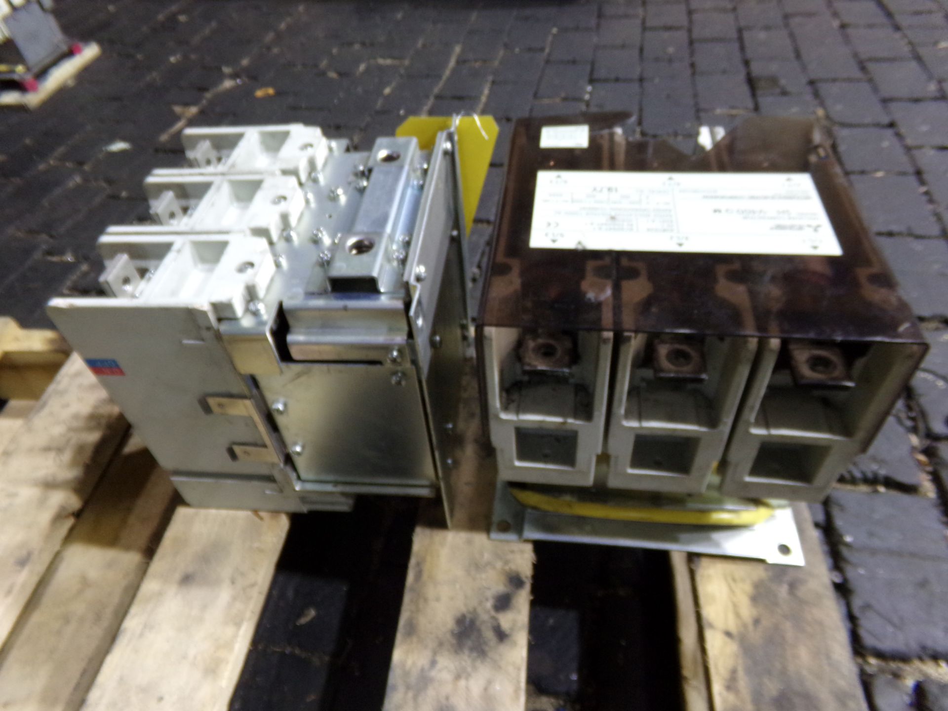 MITSUBISHI VACUUM CONTACTOR 2pc lot , one missing plastic cover MODEL SHV-400QM RATED INSULATION - Image 4 of 6