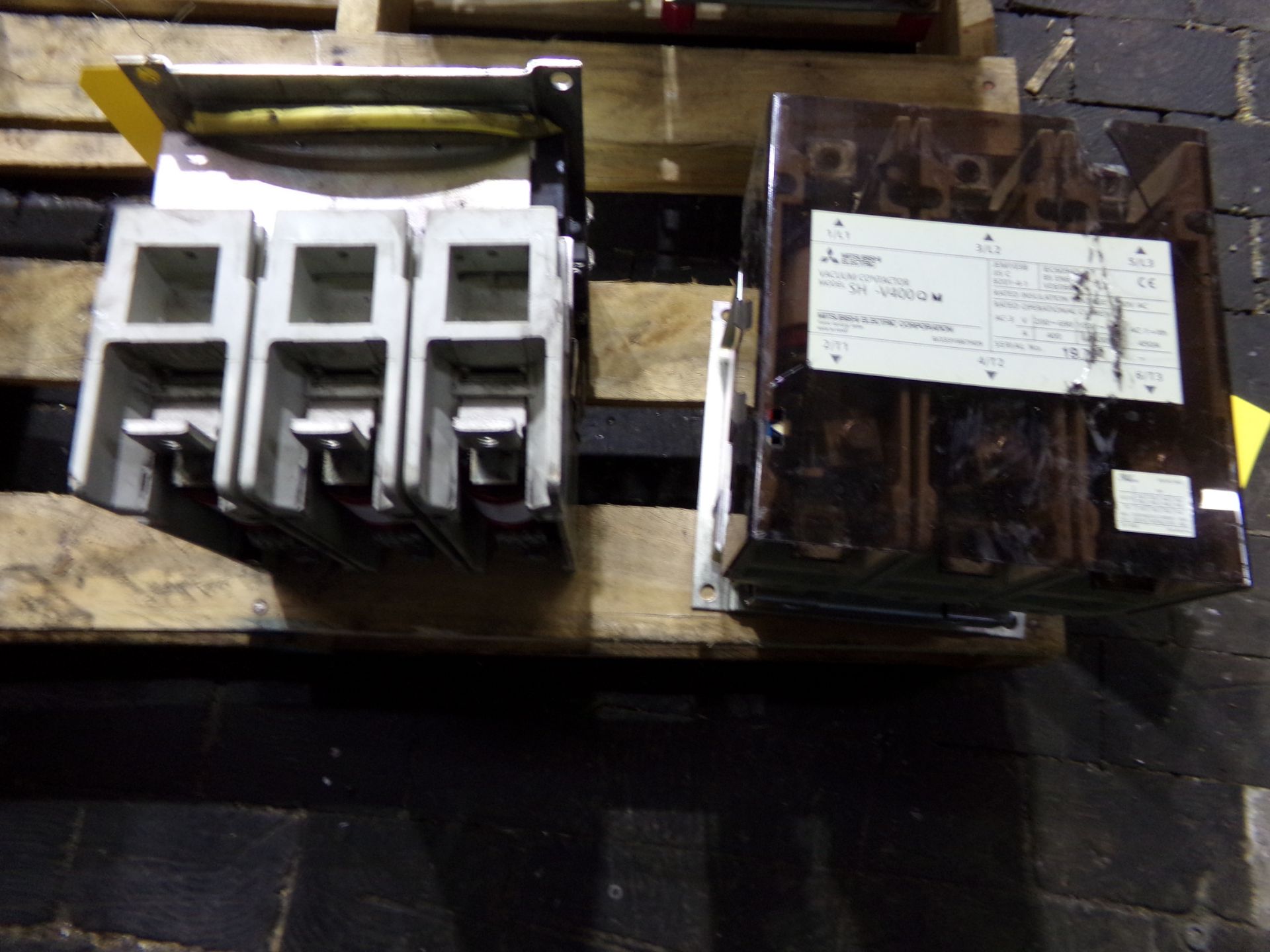 MITSUBISHI VACUUM CONTACTOR 2pc lot , one missing plastic cover MODEL SHV-400QM RATED INSULATION - Image 2 of 6