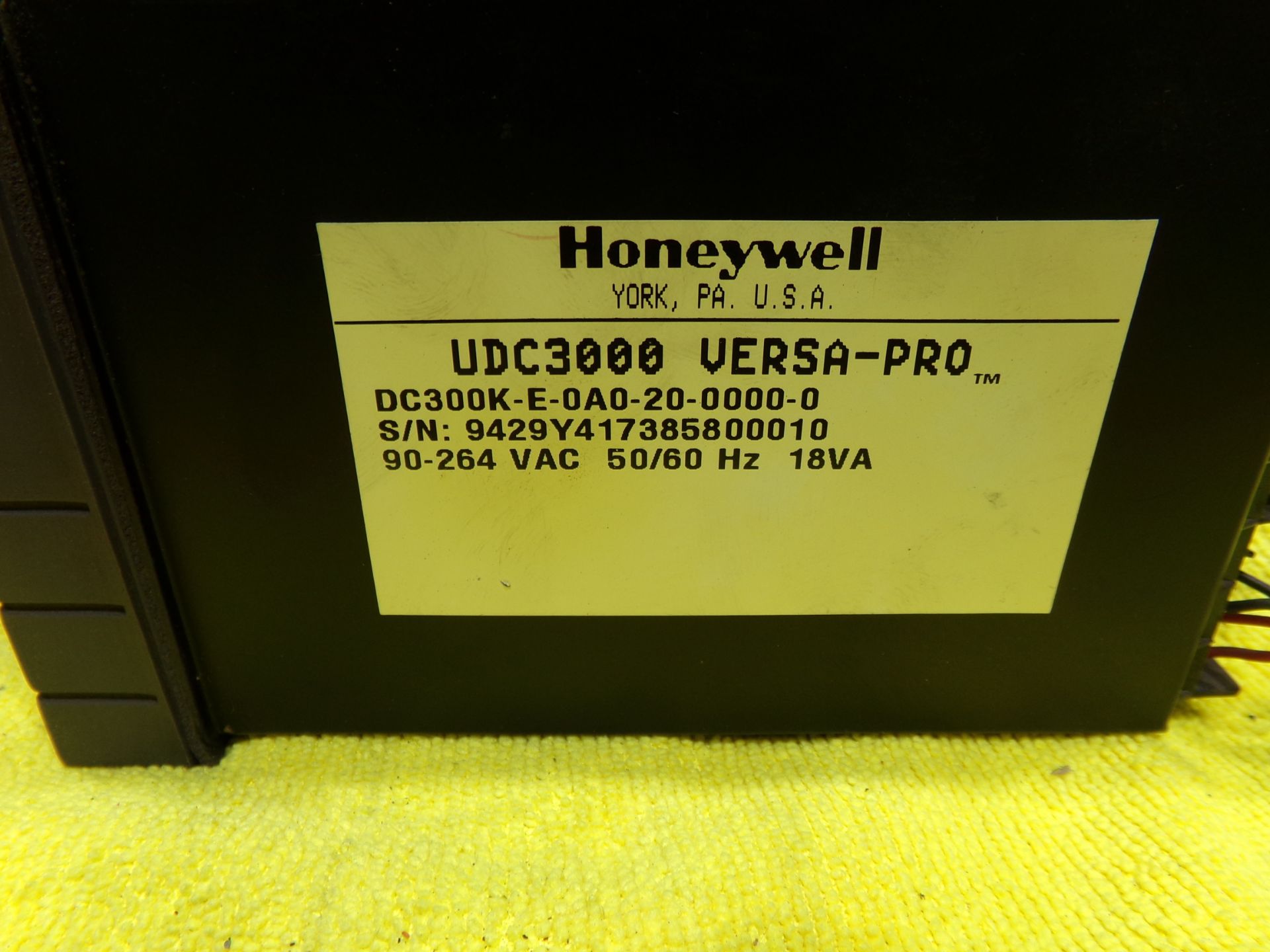 HONEYWELL DIGITAL CONTROLLER UDC3000 VERSA-PRO C300K-E-0A0-20-0000-0 90-264 VAC 50/60HZ 18VA LOT - Image 5 of 9