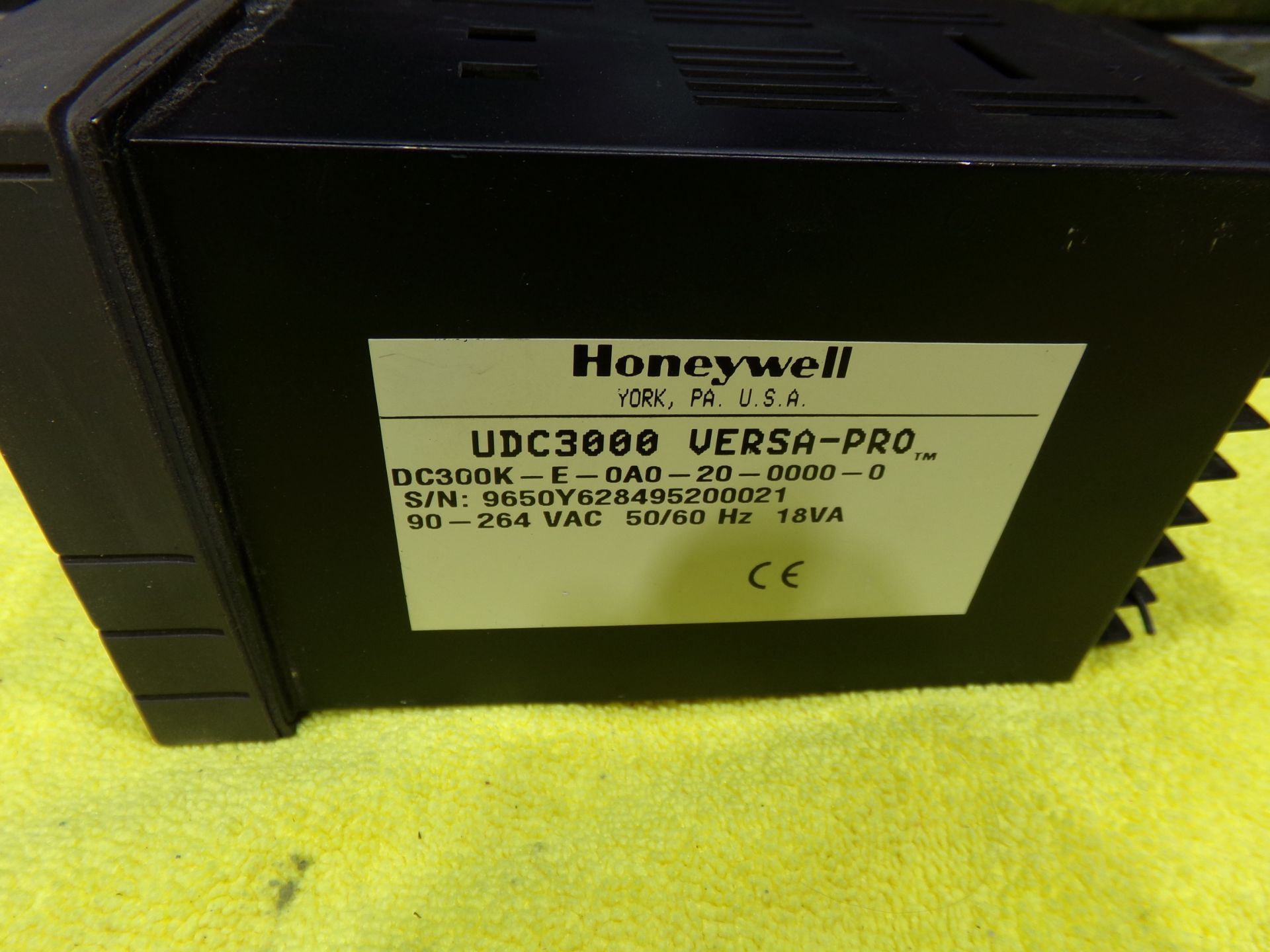 HONEYWELL DIGITAL CONTROLLER UDC3000 VERSA-PRO C300K-E-0A0-20-0000-0 90-264 VAC 50/60HZ 18VA LOT - Image 8 of 9