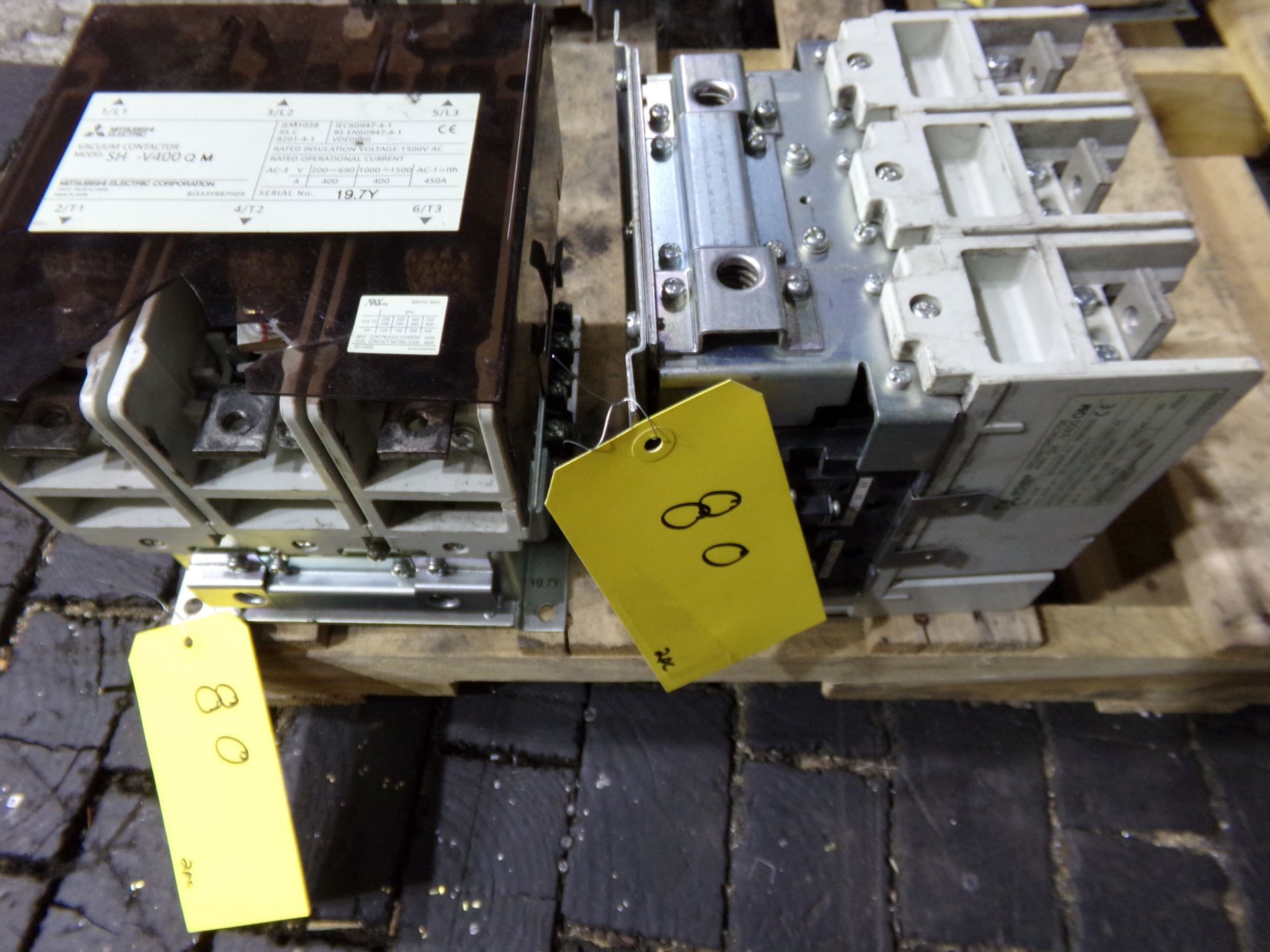 MITSUBISHI VACUUM CONTACTOR 2pc lot , one missing plastic cover MODEL SHV-400QM RATED INSULATION - Image 2 of 6