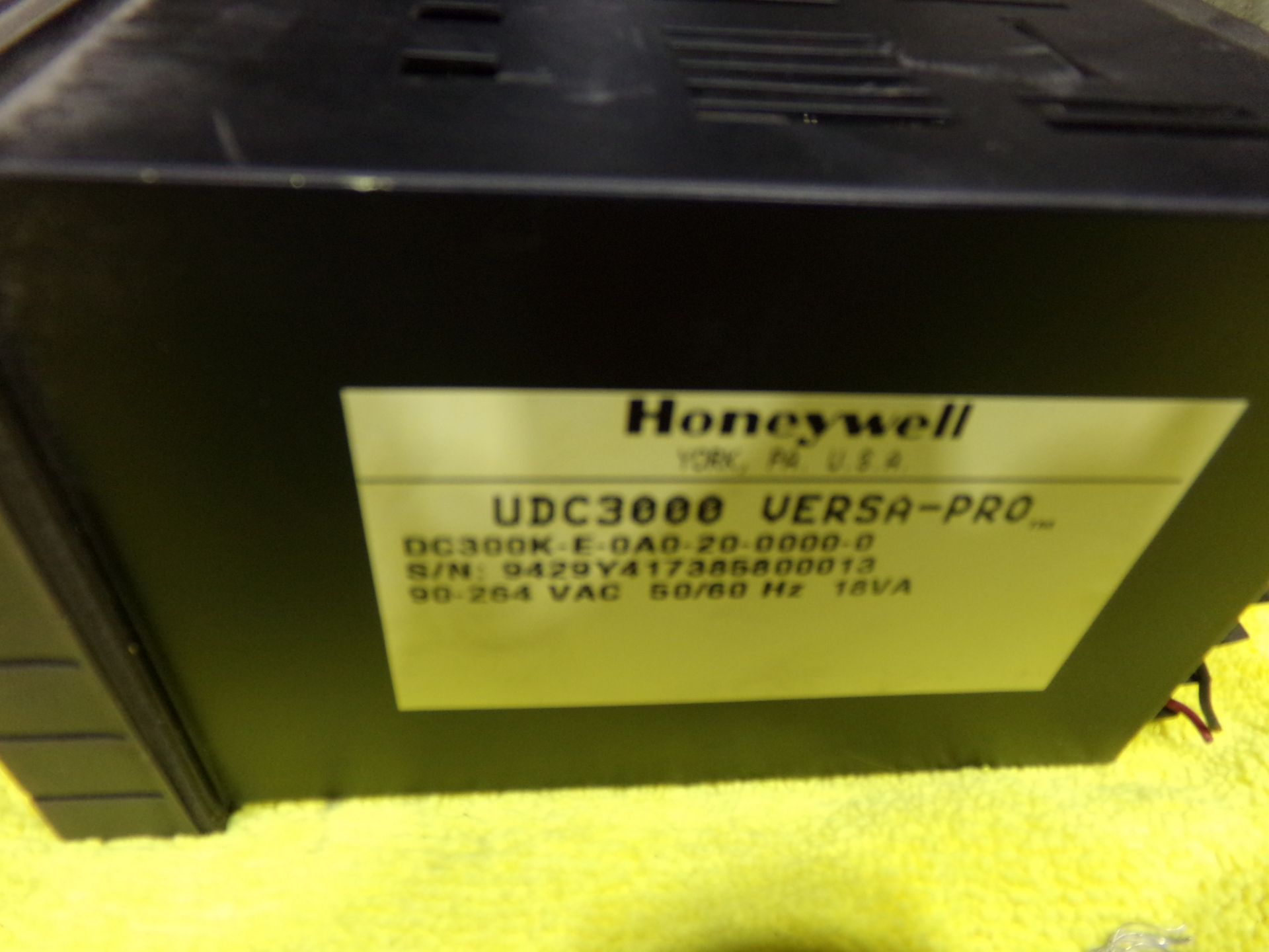 HONEYWELL DIGITAL CONTROLLER UDC3000 VERSA-PRO C300K-E-0A0-20-0000-0 90-264 VAC 50/60HZ 18VA LOT - Image 8 of 9