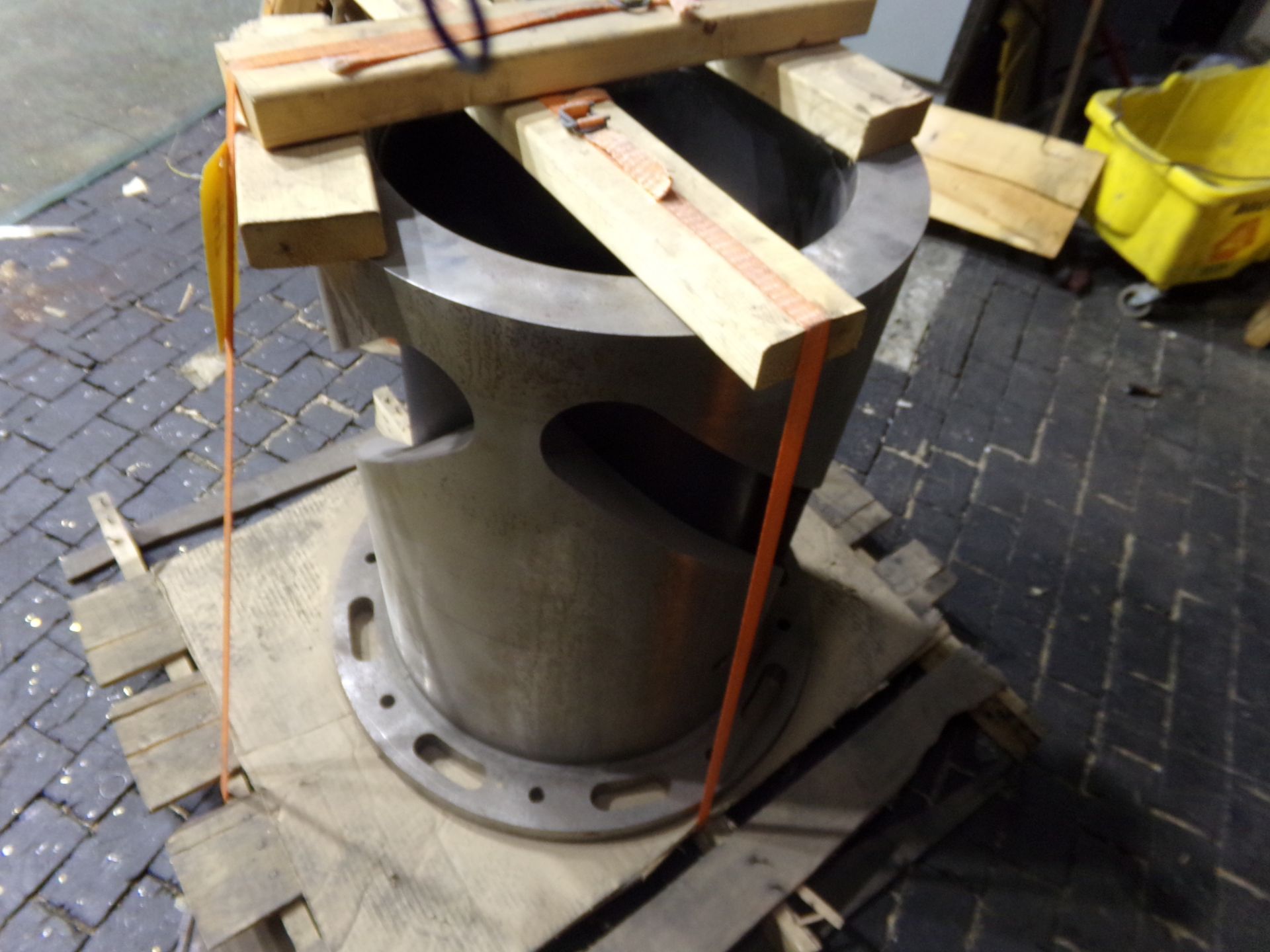 LIFTER GUIDE INDUCTION FURNACE POT REFRENCE DIMS TO PHOTO