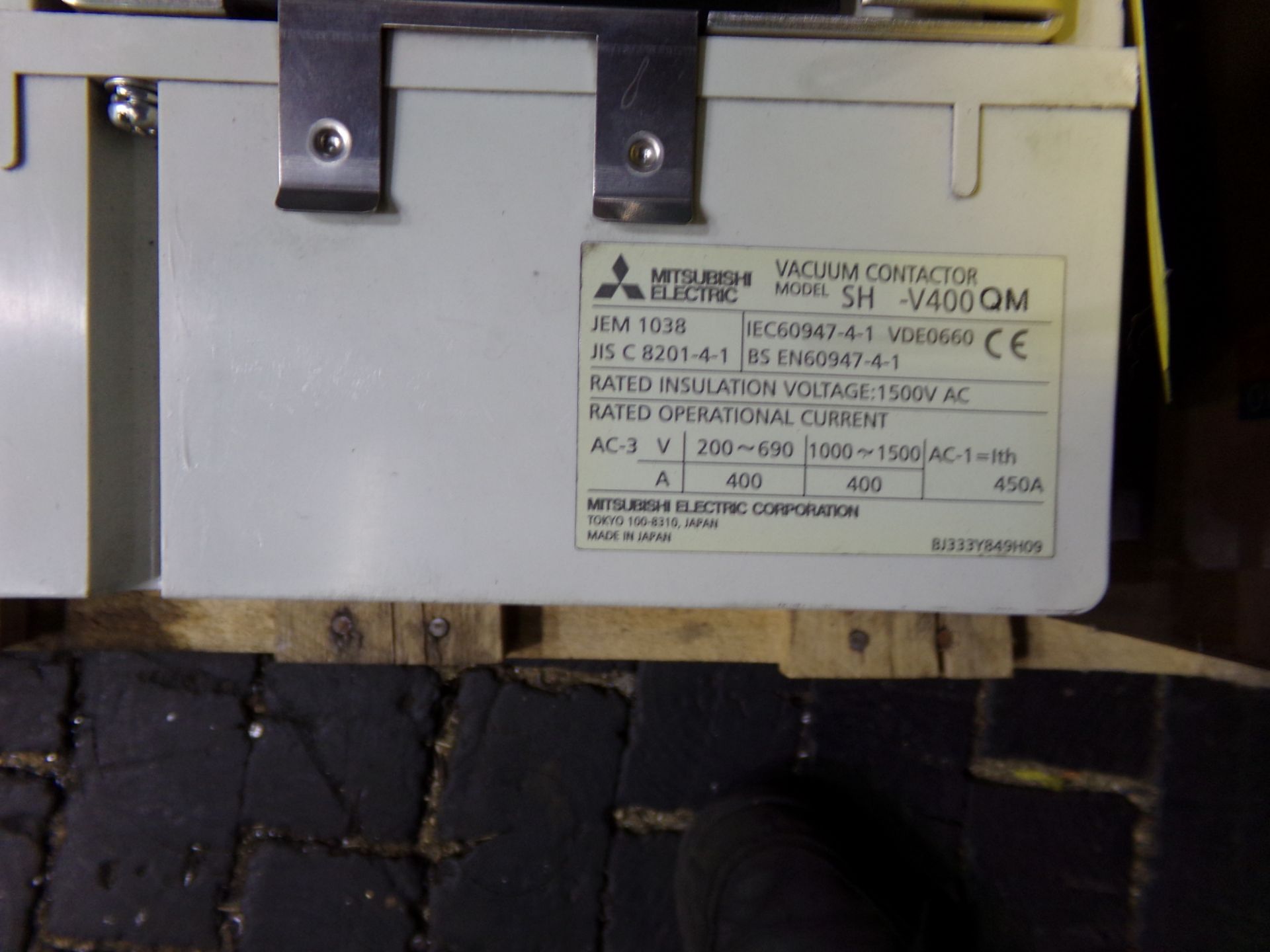 MITSUBISHI VACUUM CONTACTOR 2pc lot , one missing plastic cover MODEL SHV-400QM RATED INSULATION - Image 3 of 6