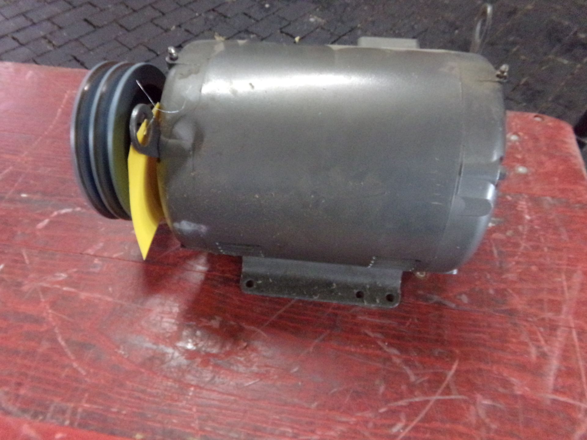 baldor motor 10 hp 215t frame 1.15 ser rat 1760 rpm ,cat no. m3313t , 2 belt pulley - Image 7 of 7