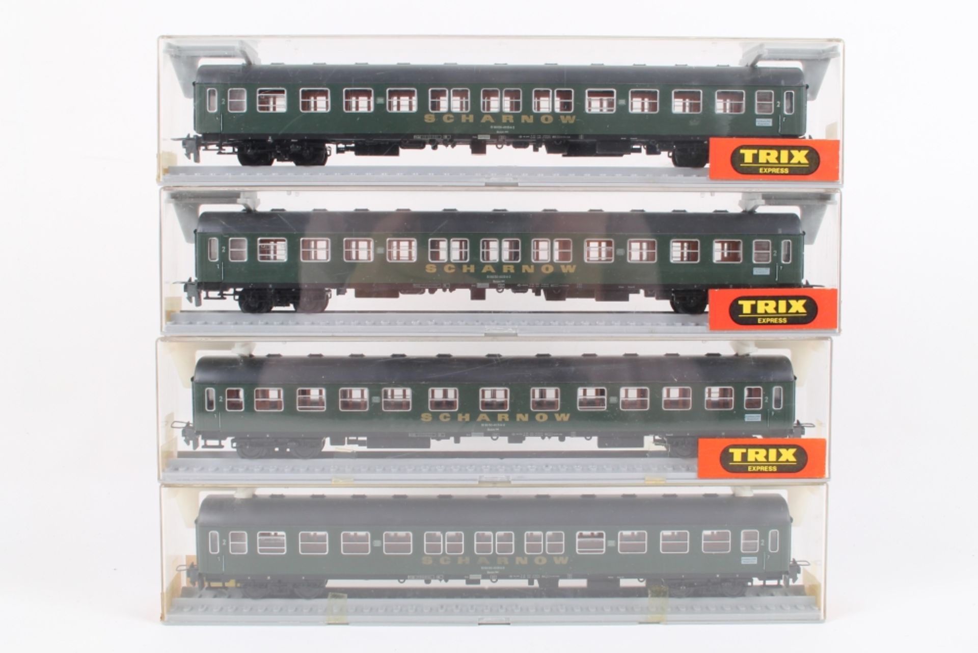 Trix Express, vier D- Zugwagen