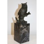 A quality cast bronze owl on a marble plinth 28cm tall