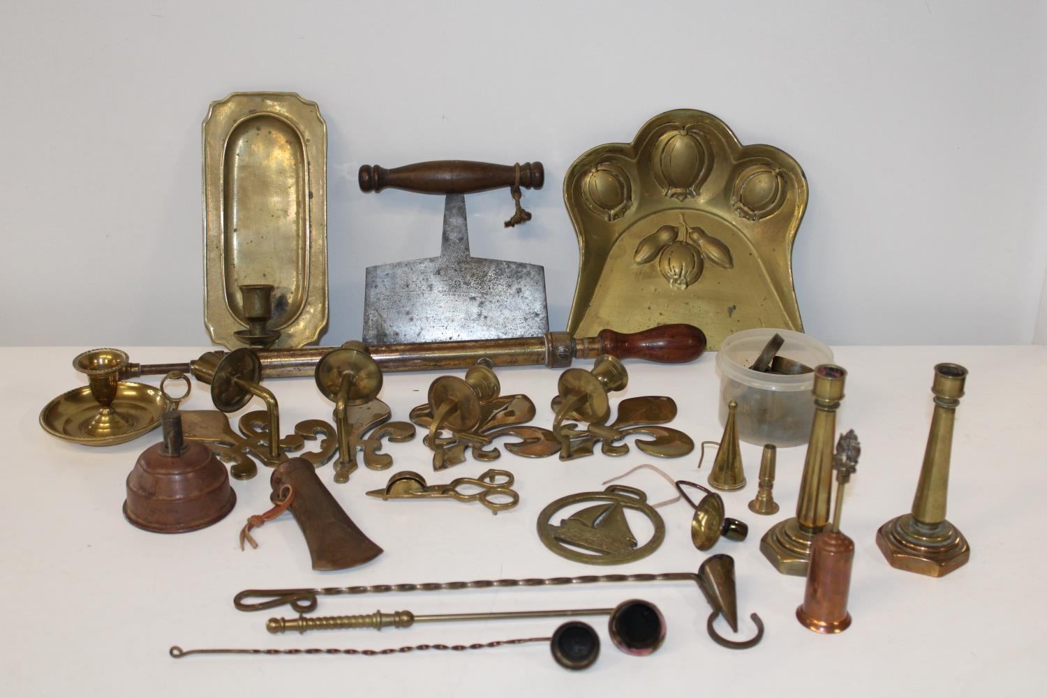 A selection of assorted brass & copper items