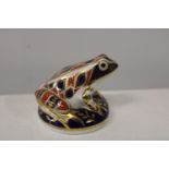 A Royal Crown Derby paper weight in the form of a frog on Lilly pad with gold stopper