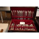 A vintage Onedia cutlery set in wooden box