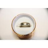 A 9ct gold ring size V
