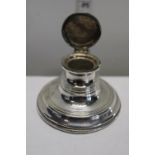 A loaded silver capstan inkwell, hallmarked for Chester 1909. Some signs of wear. Gross weight 188
