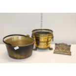 A heavy brass jam pan & selection of other brass items