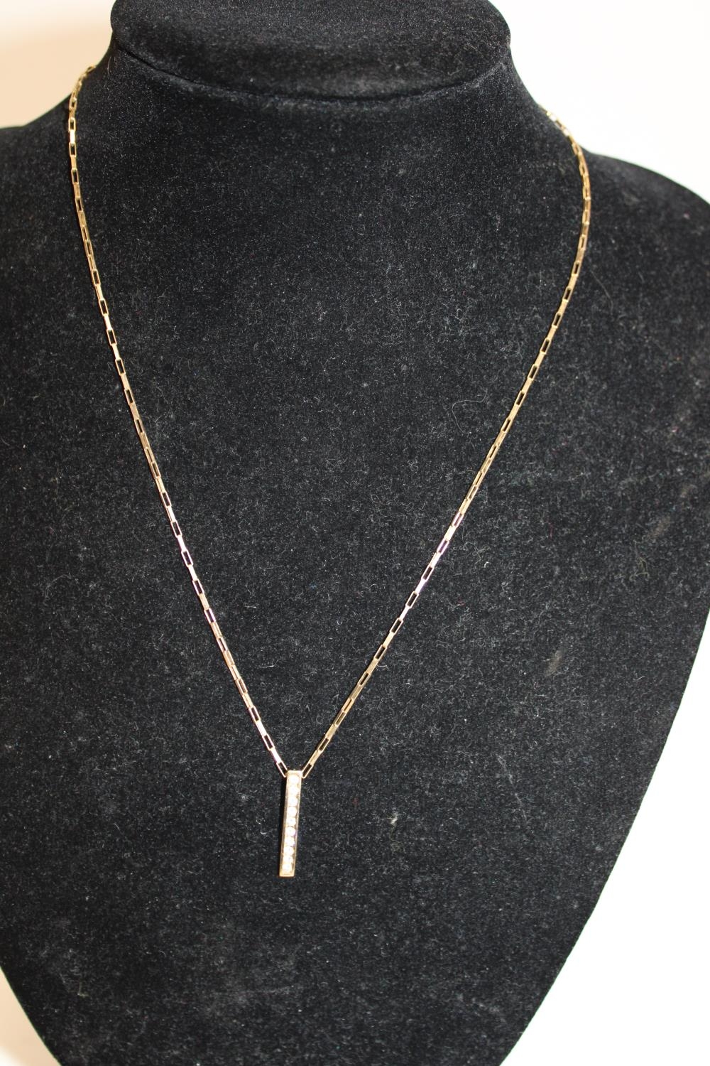 A 9ct gold necklace and pendant 3.1g