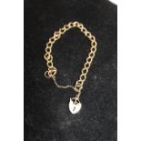 A 9ct gold padlock bracelet 7.5g