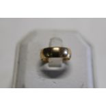 A 9ct gold band ring 2.9g