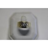 A 14ct gold patterned ring set with white stone size P