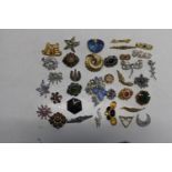 Thirty five vintage brooches