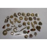 Forty assorted vintage brooches & scarf clips