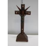 A large tramp Work wooden crucifix (at fault) 42cm Tall