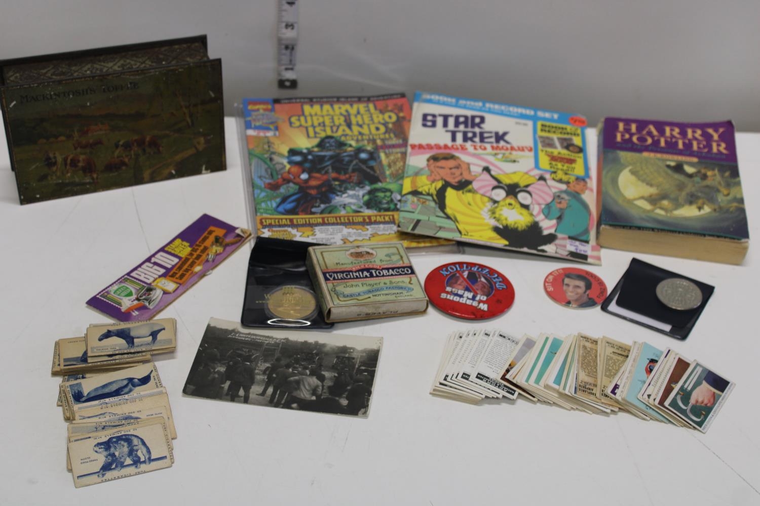 A job lot of assorted collectables