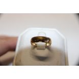 A 9ct gold band ring 2.87 grams