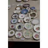 A selection of assorted pin dishes etc