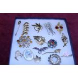A job lot of assorted brooches