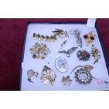 A job lot of vintage brooches etc