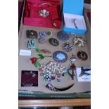 A job lot of vintage brooches etc