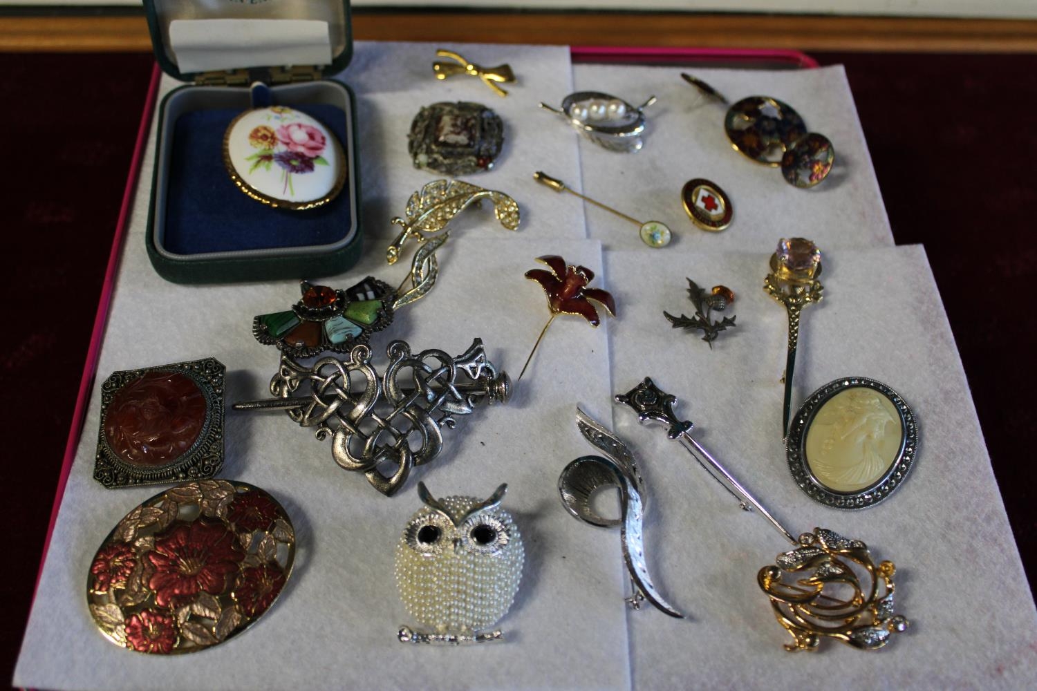 A job lot of costume jewellery brooches etc