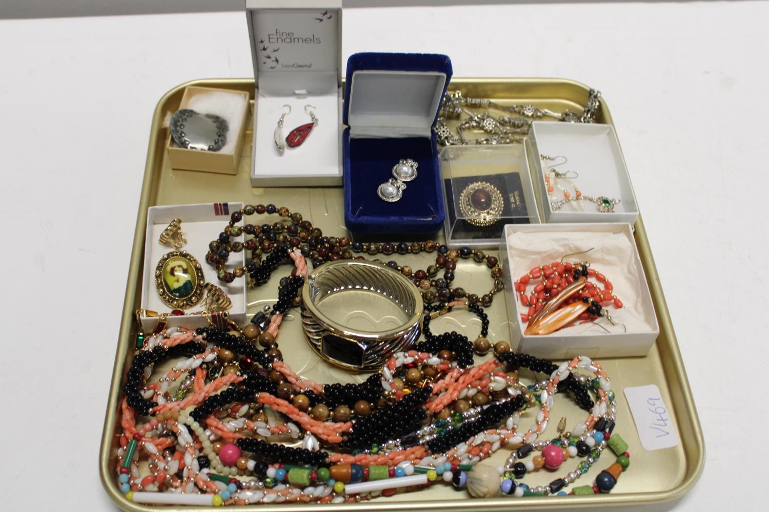 A job lot of vintage costume jewellery