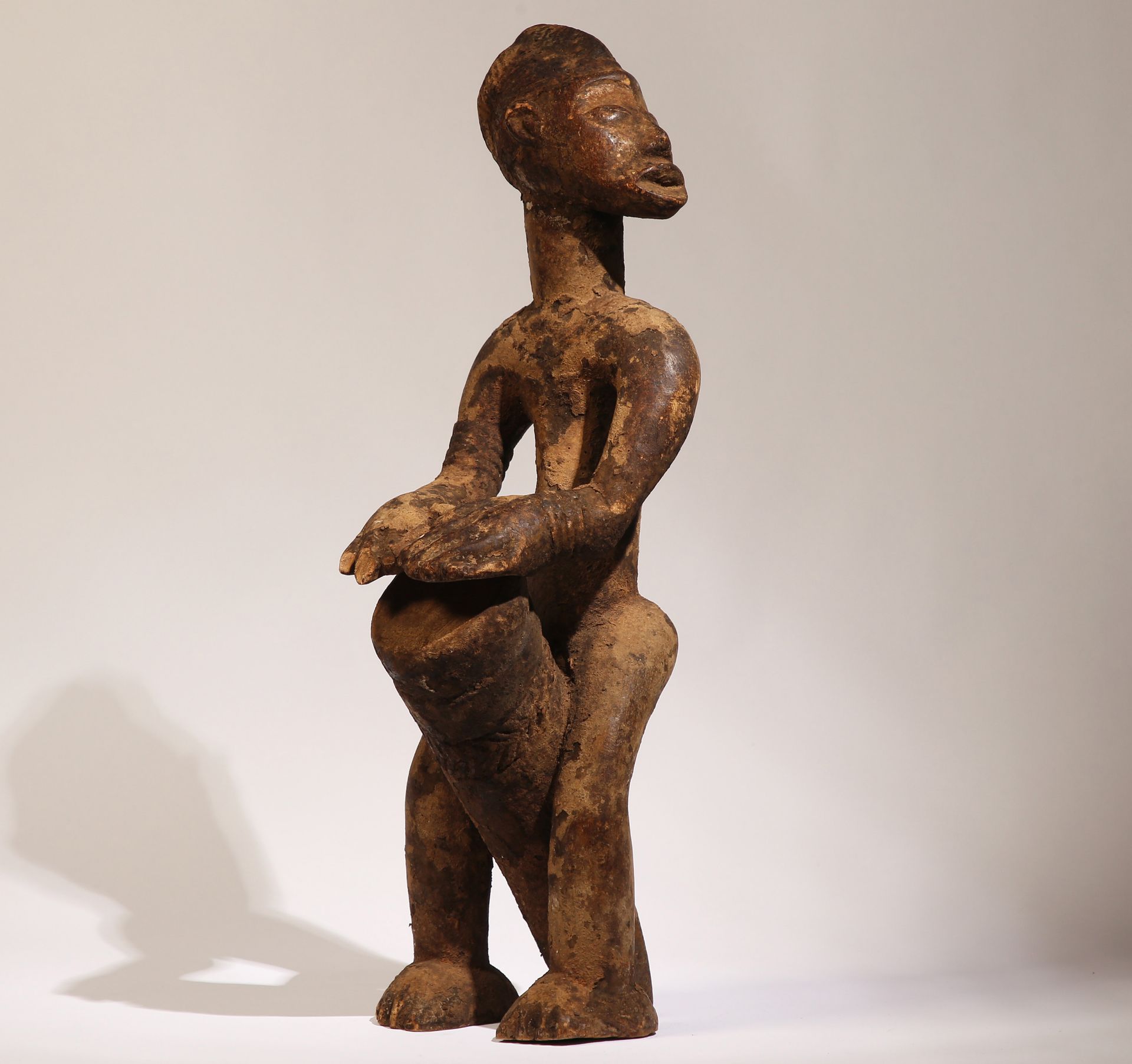 Stehende Trommlerfigur der Yoruba,