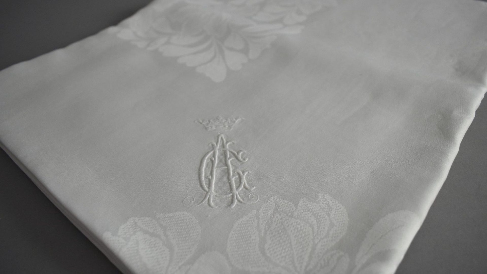 Jugendstil-Tafeltuch mit Monogramm "AG/GA"