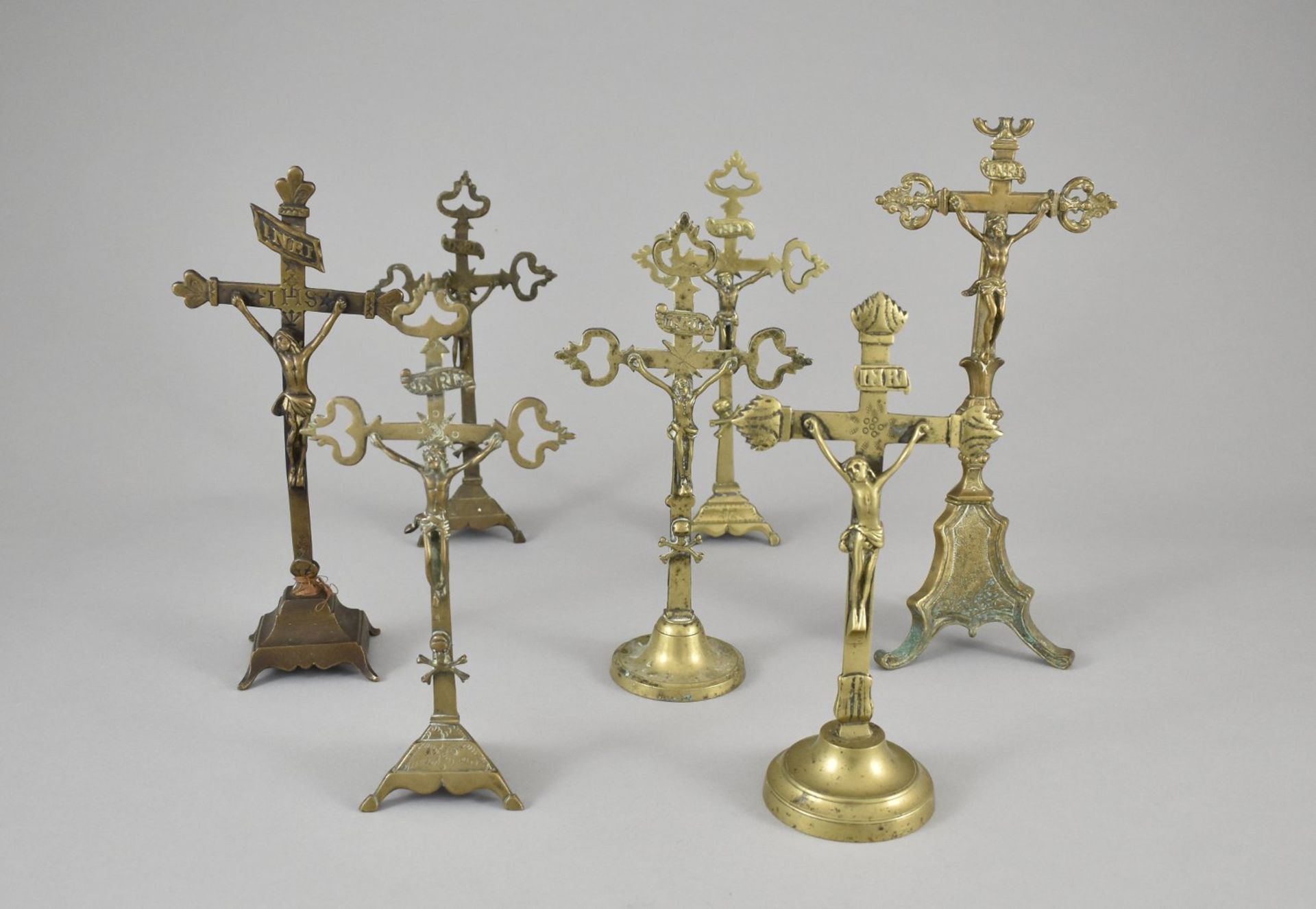 Sammlung von sieben Standkruzifixen.