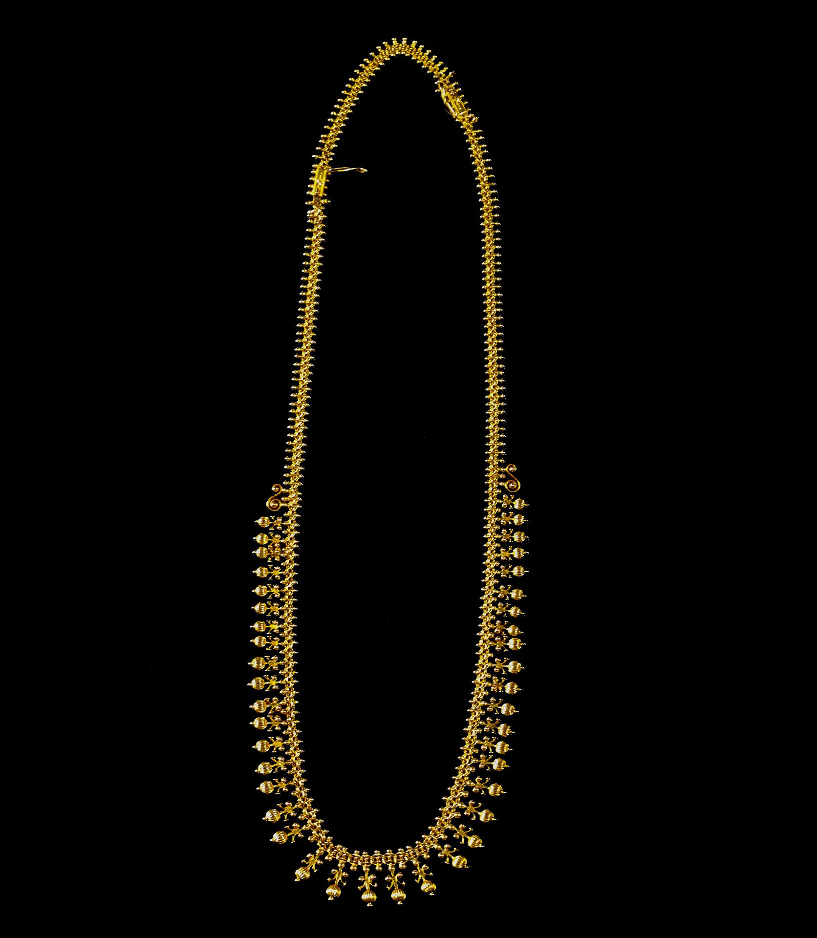 Goldenes Collier im etruskischen Stil.