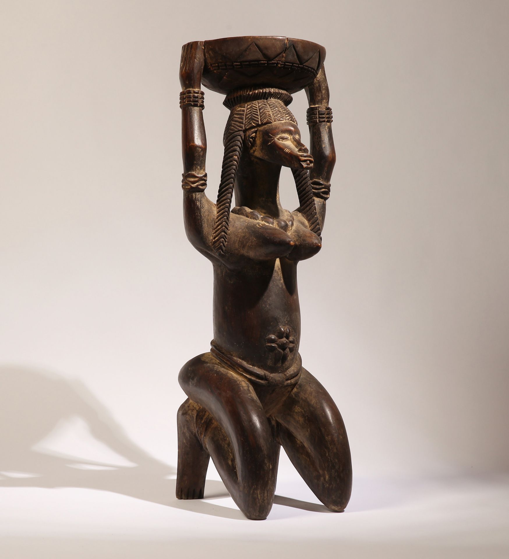 Kniende weibliche Figur der Yoruba