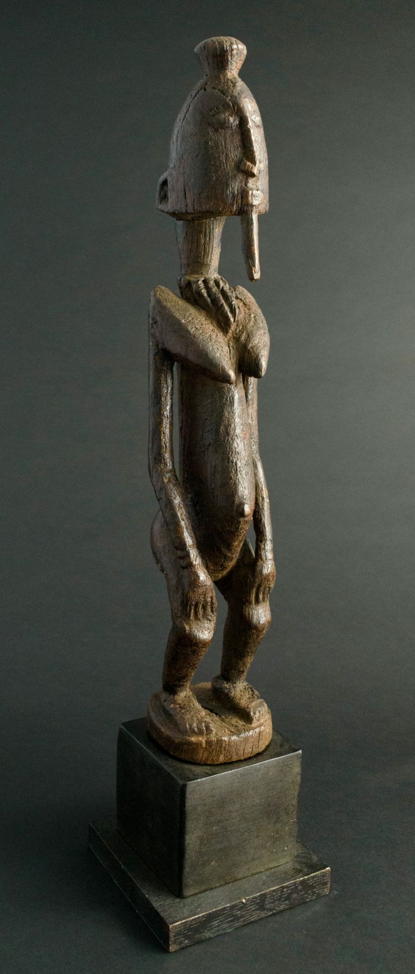 Stehende weibliche Ahnenfigur der Dogon.