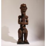 Stehende männliche Figur der Yoruba.