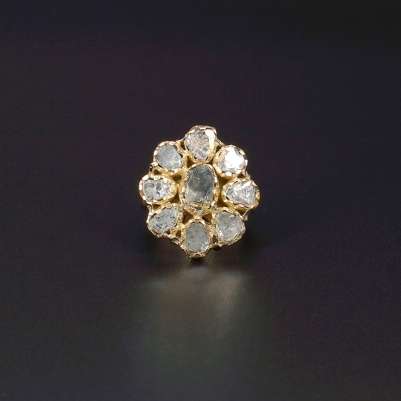 Blütenförmiger Diamantring.