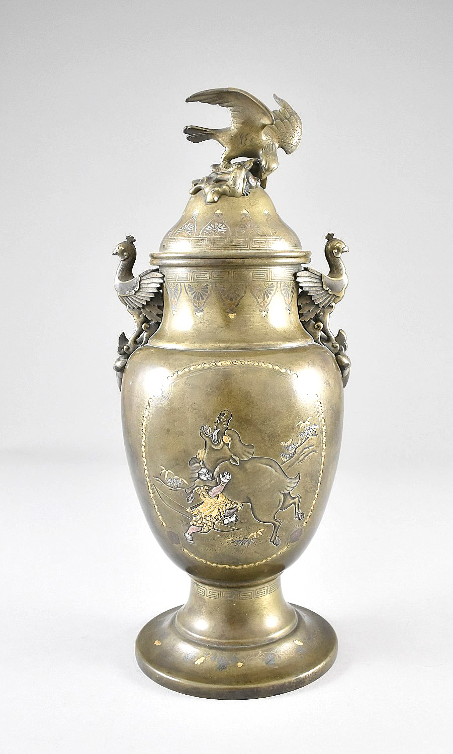 Prachtvolle Bronze-Deckelvase.