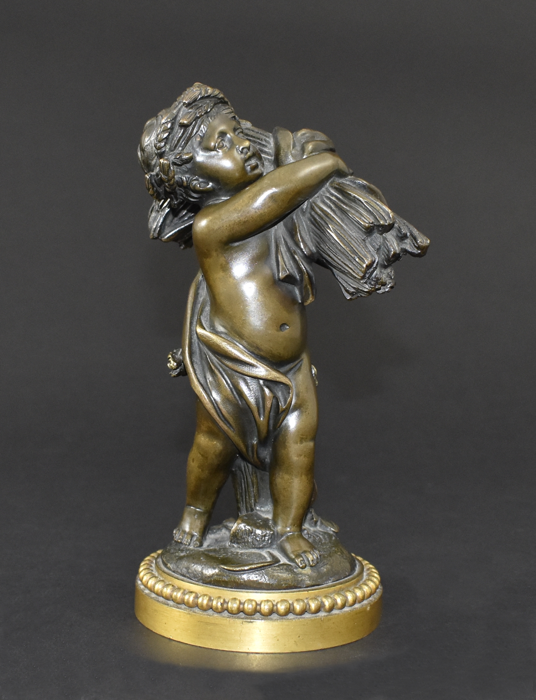 Putto mit Ährengarbe.