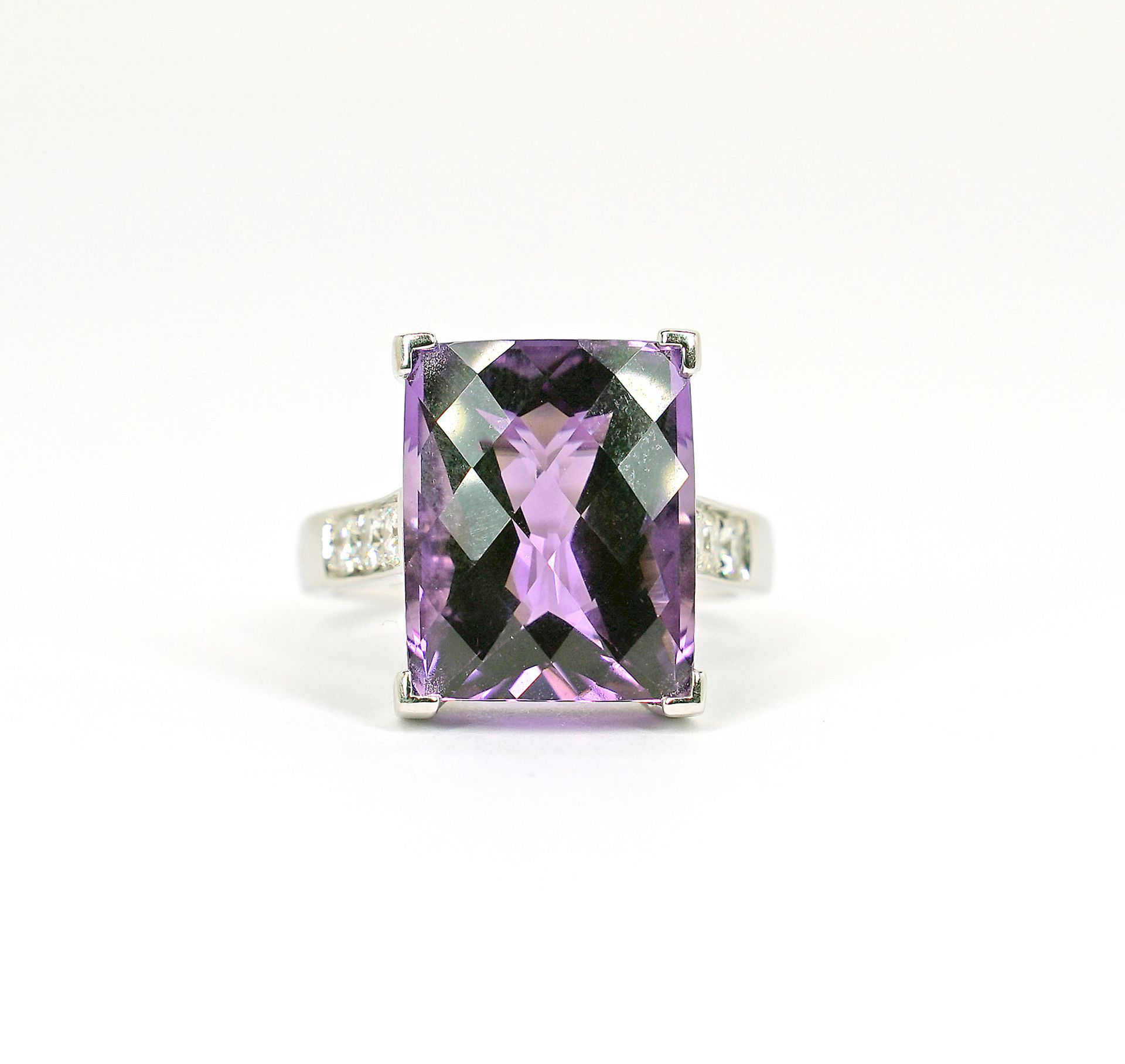 Feiner Amethyst-/Brillantring.