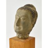 Kopf eines lächelnden Buddhas.