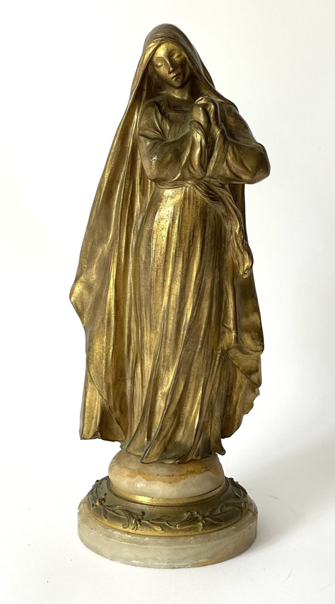 Vergoldete Bronzemadonna auf Marmorsockel