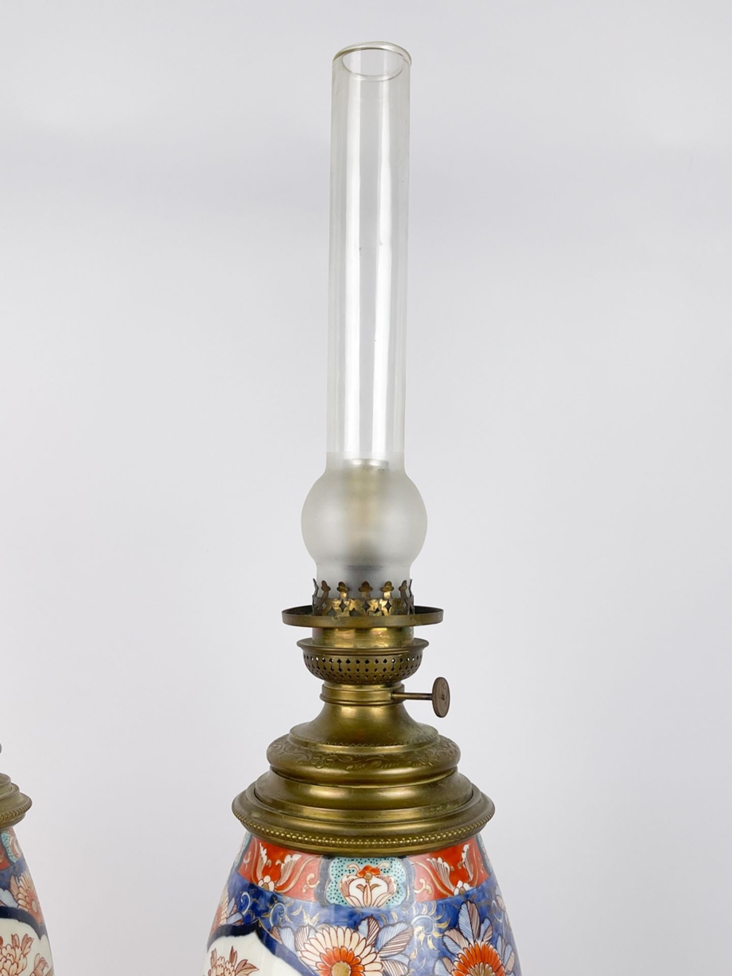 Paar Chinoiserie Lampen mit Bronzemontierung - Bild 10 aus 18