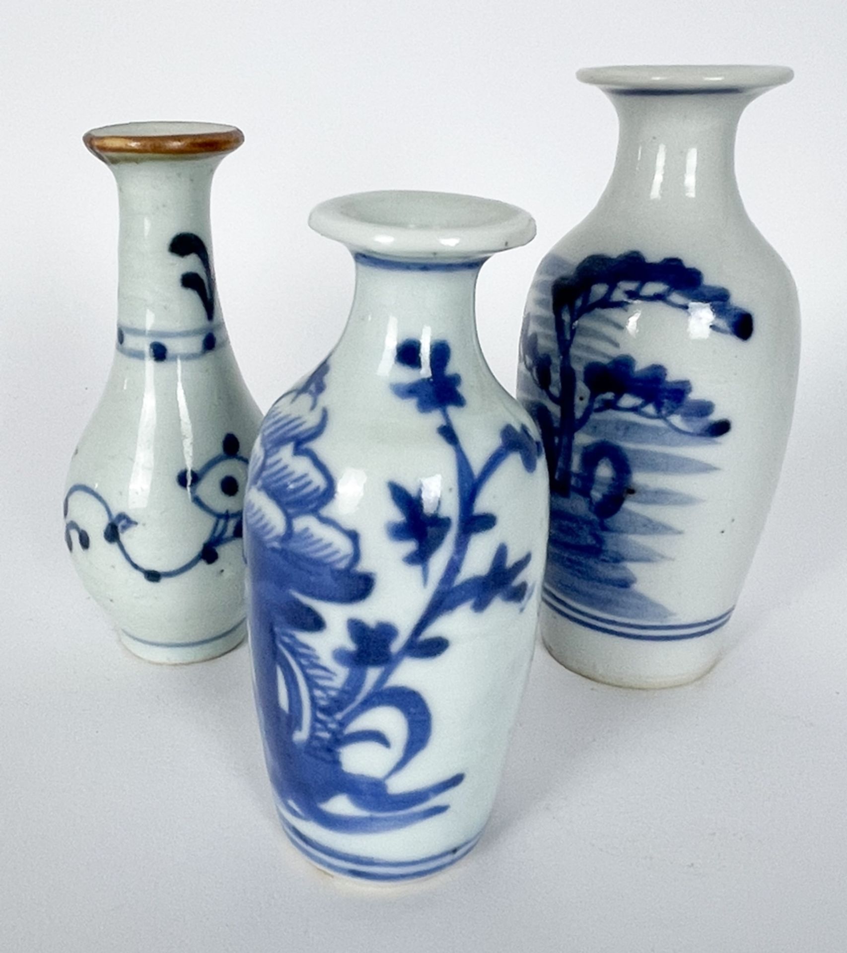 Konvolut kleiner blau bemalter China Vasen 